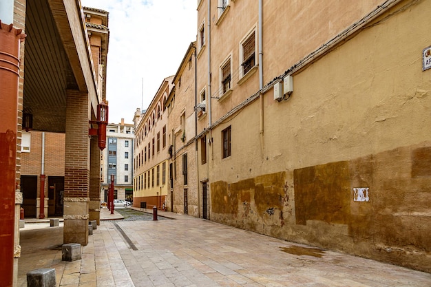 paisagem urbana interessante com ruas estreitas na cidade espanhola de Zaragoza em um dia de primavera