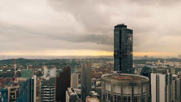 Paisagem urbana moderna contra o céu nublado