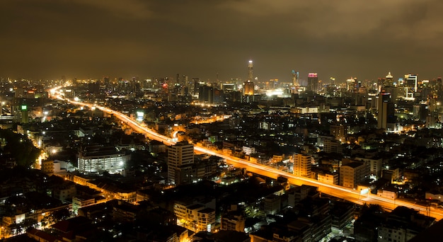 Paisagem urbana moderna e as ruas movimentadas à noite