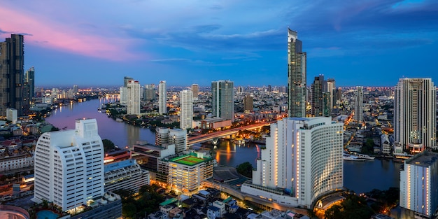 Paisagem urbana na cidade de Bangkok do bar da cobertura de um hotel com o rio Chao Phraya