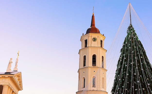 Paisagem urbana noturna com mercado de Natal na Praça da Catedral em Winter Vilnius, Lituânia. Decoração da Feira do Advento e Barracas com Artigos de Artesanato no Bazar. Rua lituana Natal e feriado