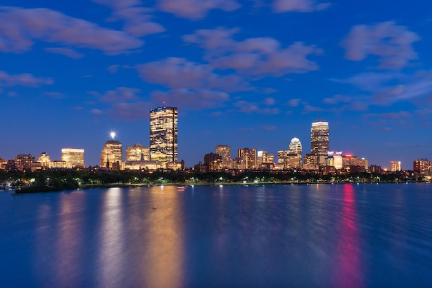 Paisagem urbana noturna com reflexos na água, Boston, EUA