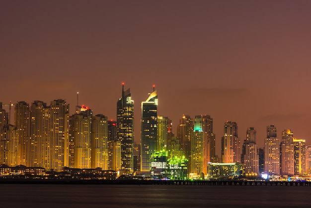 Paisagem urbana noturna da cidade de dubai, emirados árabes unidos