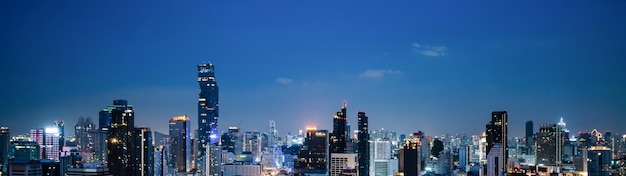 Paisagem urbana noturna e arranha-céus no centro da cidade da metrópole