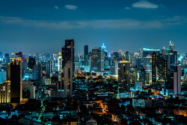 Paisagem urbana noturna e prédios altos no centro da cidade de metrópole