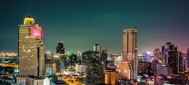 Paisagem urbana noturna e prédios altos no centro da cidade de metrópole