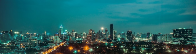 Paisagem urbana noturna e prédios altos no centro da cidade de metrópole