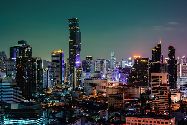 Paisagem urbana noturna e prédios altos no centro da cidade de metrópole