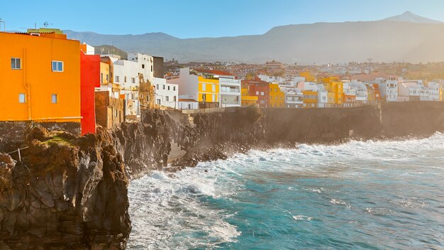 Paisagem urbana panorâmica com casas coloridas à beira-mar em Puerto de la Cruz