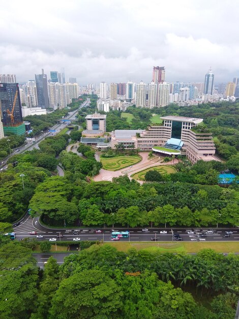 Foto paisagem urbana por rio contra o céu