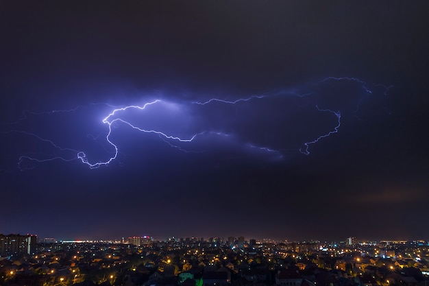 Foto paisagem urbana, tempestade e raios no céu