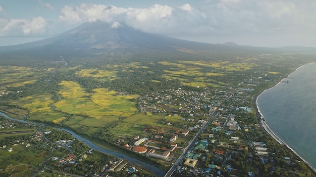 Paisagem urbana tropical nas margens dos rios da baía aérea Ruas com casas de campo e lodges com estrada de tráfego