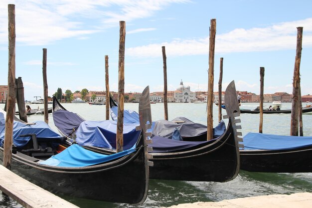 Paisagem veneziana com gôndolas e estacas de amarração