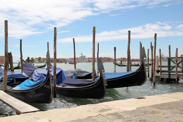 Paisagem veneziana com gôndolas e estacas de amarração