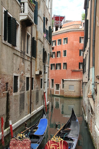 Paisagem veneziana com gôndolas