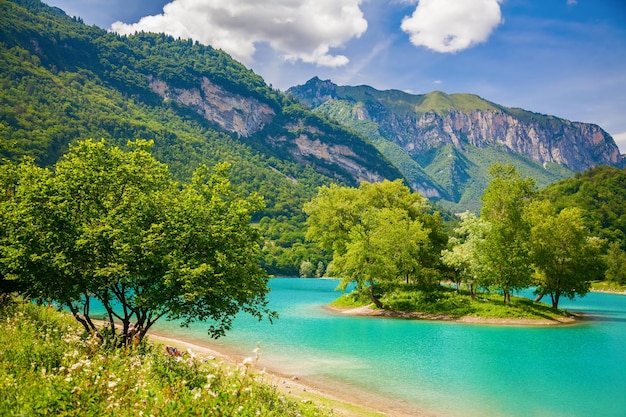 Paisagem verde com montanhas e águas turquesas, lago Tenno, Trentino, Itália