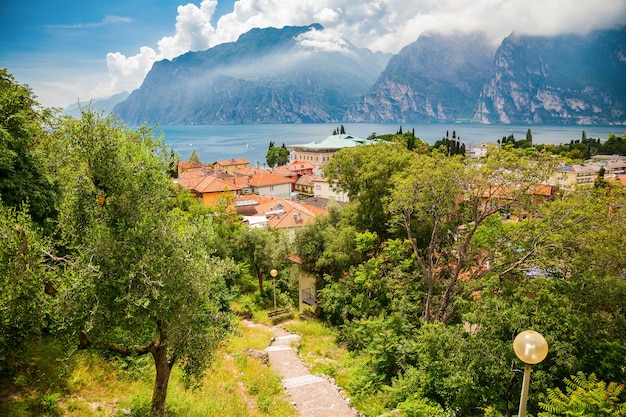 Paisagem verde na pequena vila de Torbole no Lago de Garda, Itália