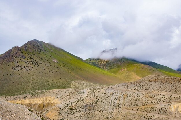 Paisagem verde nebulosa da montanha do Himalaia em Kagbeni de Upper Mustang Nepal