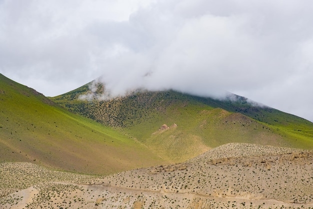 Paisagem verde nebulosa da montanha do Himalaia em Kagbeni de Upper Mustang Nepal