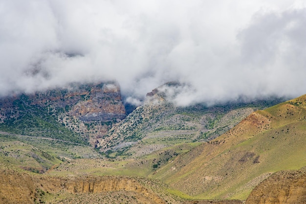 Paisagem verde nebulosa da montanha do Himalaia em Kagbeni de Upper Mustang Nepal