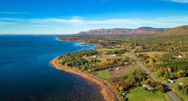 Paisagem vibrante na costa leste do oceano Atlântico com estrada e nascer do sol da cidade