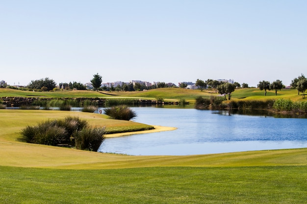 Paisagem vista de um campo de golfe no Algarve.