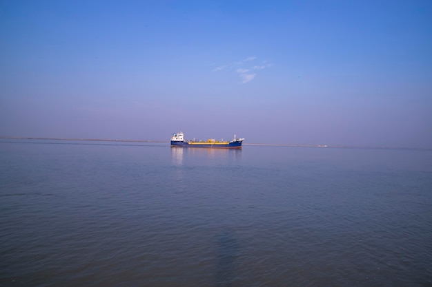 Paisagem Vista de um pequeno navio de carga contra um céu azul no rio Padma Bangladesh