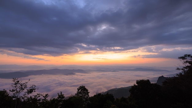 Paisagem vista mar de nevoeiro ou nuvem e o nascer do sol na manhã Doi Samer Dao ponto de vista Nan província norte da Tailândia