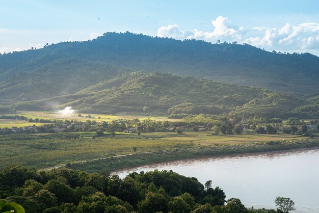 Paisagem vista para a montanha e o rio à noite