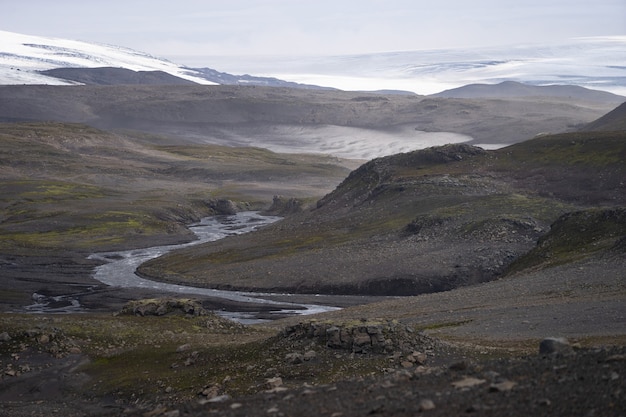 Paisagem vulcânica com rochas glaciares e cinzas na trilha de caminhada fimmvorduhals na islândia