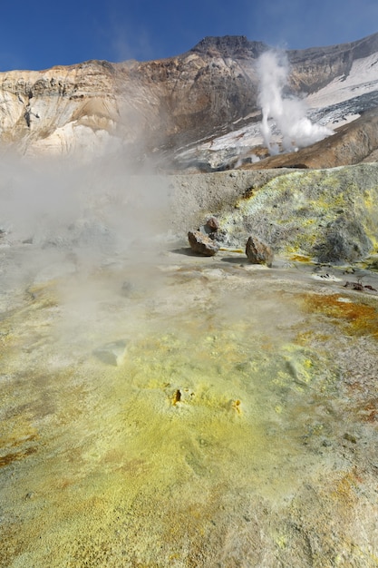 Paisagem vulcânica da península de Kamchatka, fontes termais de campo geotérmico na cratera do vulcão ativo