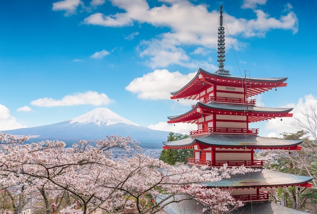 Paisagens bonitas de fujisan da montagem no céu azul.