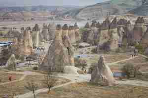 Foto paisagens da capadócia com rochas chiques, árvores e cavernas