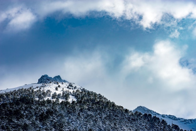 Paisagens de montanhas de inverno nevado, Bozdag, Izmir, Turquia.