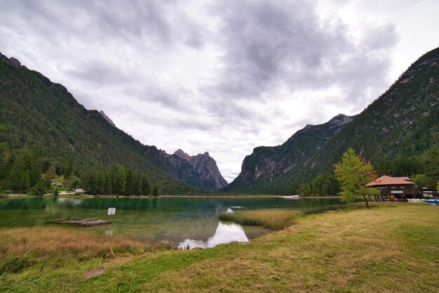 paisagens de montanhas e lagos na dolomitesitaly
