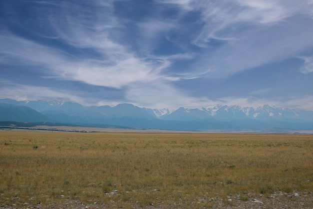 paisagens de tirar o fôlego enquanto viaja no verão Altai