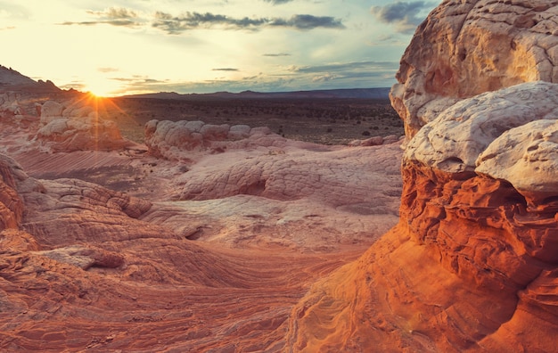 Paisagens do Monumento Nacional de Vermilion Cliffs ao nascer do sol