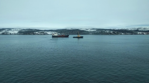 Paisagens do norte Rio Kola e colinas de inverno Kola Bay Murmansk