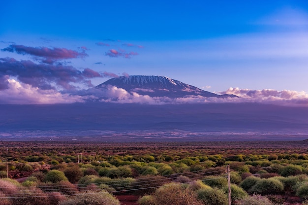 Paisagens do Quênia Natureza Monte Kilimanjaro Kilimanjaro é o nome da montanha mais alta da África