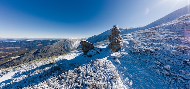 Paisagens dos Montes Cárpatos, cobertas por grandes saliências de pedra na Ucrânia, perto da aldeia de Dzembronya