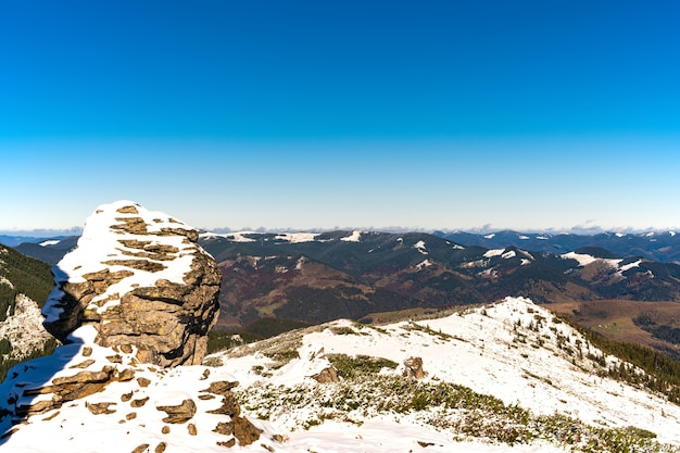 Paisagens dos Montes Cárpatos, cobertas por grandes saliências de pedra na Ucrânia, perto da aldeia de Dzembronya