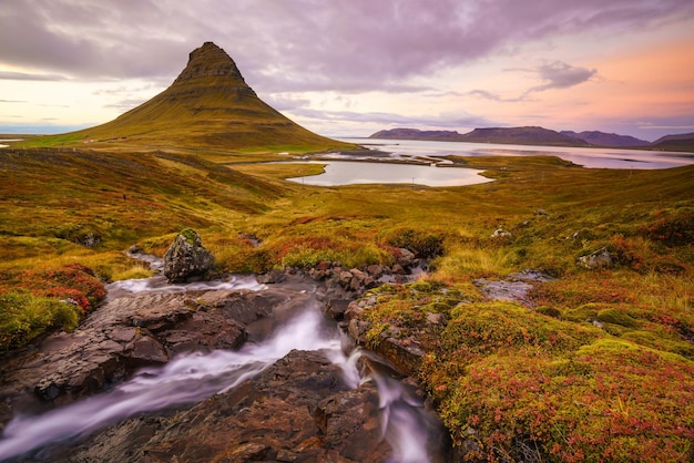 Foto paisagens e cachoeiras da montanha kirkjufell, na islândia