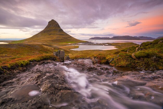 Paisagens e cachoeiras. montanha kirkjufell no outono da islândia