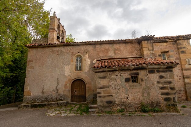 Paisagens e lugares religiosos da Cantábria.