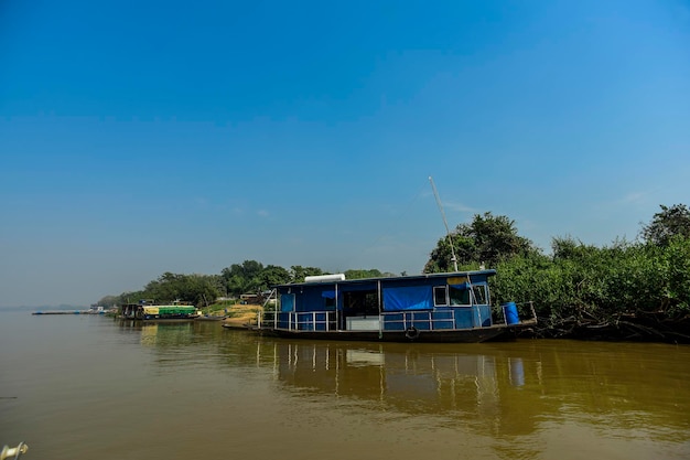 Paisagens fluviaiscasa barco e selvaPantanal Brasil