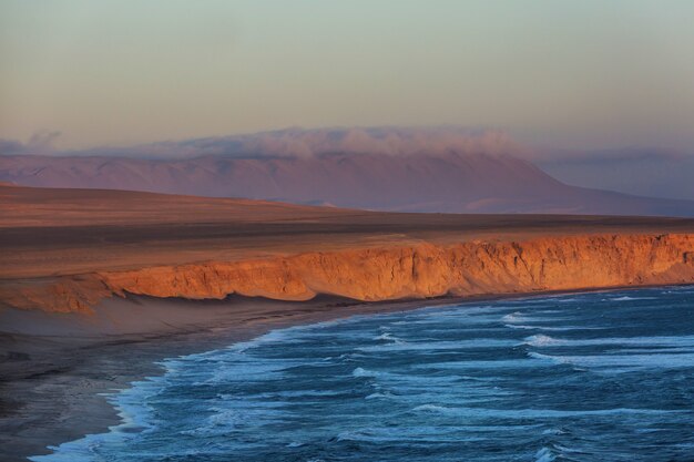 Paisagens litorâneas desertas no oceano pacífico, peru, américa do sul