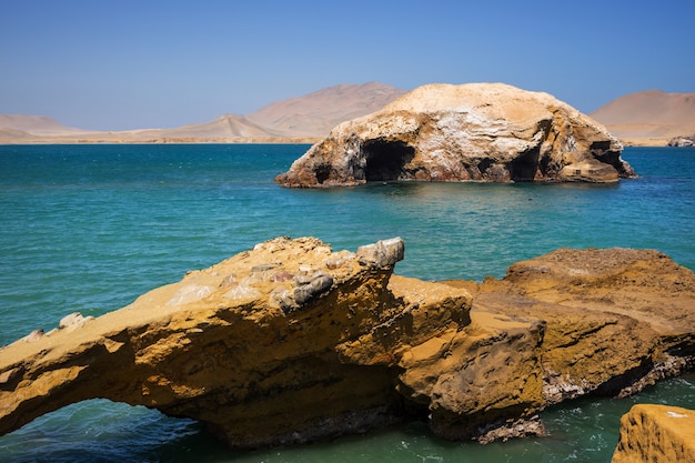 Paisagens litorâneas desertas no oceano pacífico, peru, américa do sul