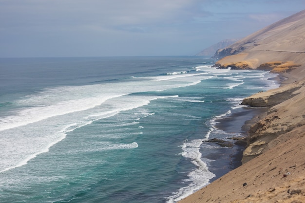 Paisagens litorâneas desertas no Oceano Pacífico, Peru, América do Sul