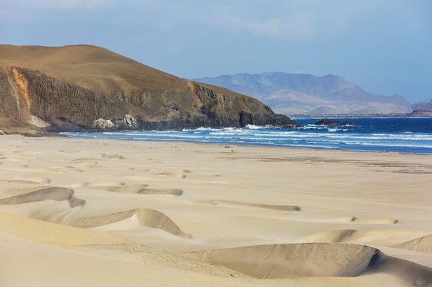 Paisagens litorâneas desertas no oceano Pacífico, Peru, América do Sul