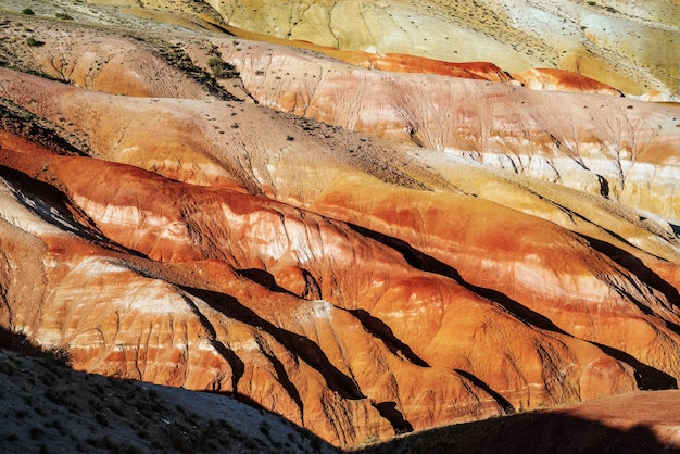 Paisagens marcianas da estepe de Chui, vale KyzylChin, outono nas montanhas Altai